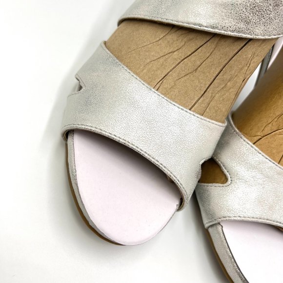 9W 9 WIDE Lifestride Mega Silver Metallic Faux Vegan Leather Dress Sandals Heels - Picture 4 of 14